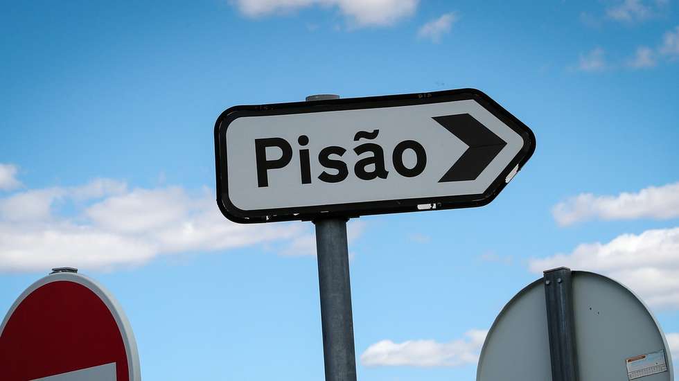 Placa da aldeia de Pisão, que ficará submersa quando a Barragem do Pisão for construida. Realizou-se hoje a cerimónia de apresentação das conclusões do grupo de trabalho que estudou o modelo de financiamento e gestão da Barragem do Pisão. Crato, 07 de junho de 2019. NUNO VEIGA/LUSA