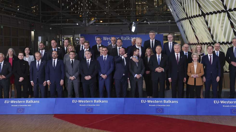 epa11027419 Family photo of the EU-Western Balkans Summit in Brussels, Belgium, 13 December 2023. EU and Western Balkans leaders met in Brussels to discuss strengthening regional cooperation and partnerships, as well as pursuing economic convergence with the EU.  EPA/OLIVIER HOSLET