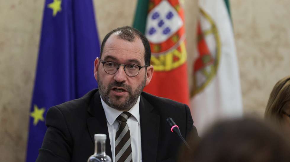 O ministro da Educação, João Costa (E), ladeado pela vice-presidente da Comissão de Educação, Ciência, Germana Rocha (D), fala durante a sua audição perante a Comissão, na Assembleia da República, em Lisboa, 04 de janeiro de 2023. MANUEL DE ALMEIDA/LUSA