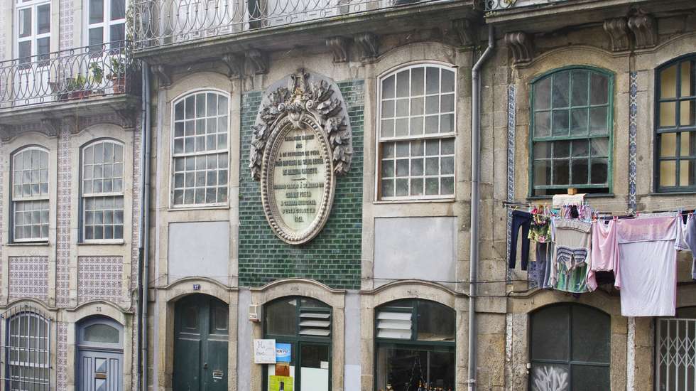 Já há quase um ano que a casa onde nasceu Almeida Garrett, junto ao Passeio das Virtudes, está à venda pela imobiliária portuense Metro3 por 3,8 milhões de euros