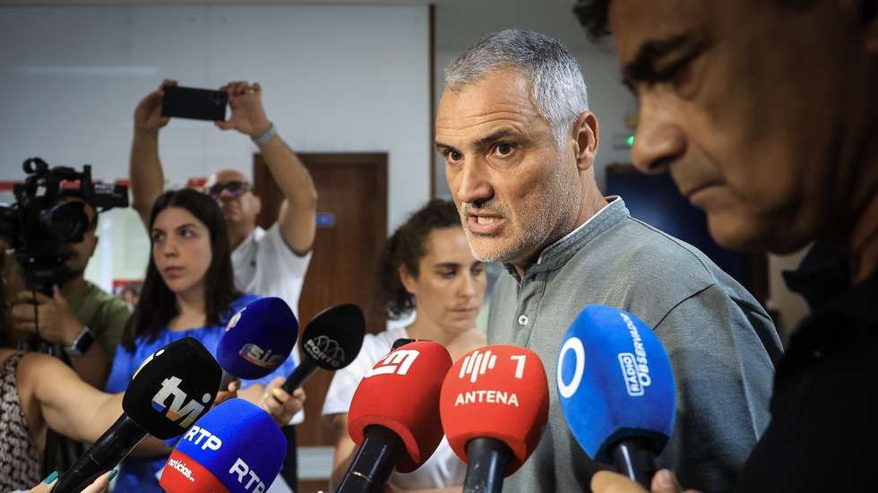 Francisco Gonçalves (2-D), secretário geral da Fenprof durante uma conferência de imprensa da Federação Nacional dos Professores (Fenprof) para abordar os problemas verificados no processo dos exames nacionais, as responsabilidades políticas do governo e do Ministério da Educação, Porto, 8 de julho de 2026. JOSÉ COELHO/LUSA