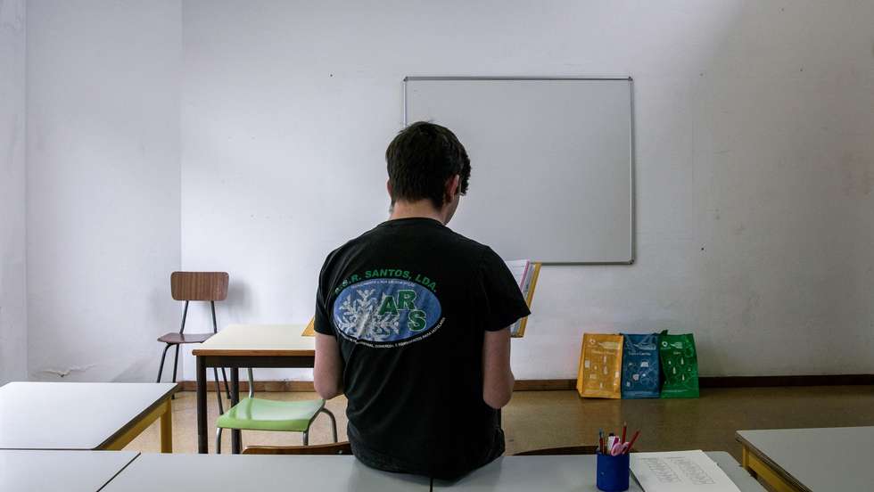 O abandono escolar ainda faz parte da vida de muitas crianças açorianas, entre quem foge para jogar futebol ou troca os livros pelo trabalho, copiam-se percursos de insucesso e faltas consecutivas até o absentismo se tornar preocupante, em Ponta Delgada, 16 de maio de 2024. Muitos dos aluno aceitam um projeto alternativo e passam a frequentar a Perkursos, um projeto educativo que recebe anualmente cerca de 90 alunos entre os 14 e os 25 anos. A Perkursos é uma escola diferente. Há um estúdio de som, onde os alunos podem gravar músicas ou pod-casts, uma gigantesca sala para aulas de expressão dramática. Há um espaço ao ar livre, onde até podem fumar. Mas os alunos apontam como principal a relação com os professores. (ACOMPANHA TEXTO DA LUSA DO 22 DE JUNHO DE 2024). EDUARDO COSTA/LUSA
