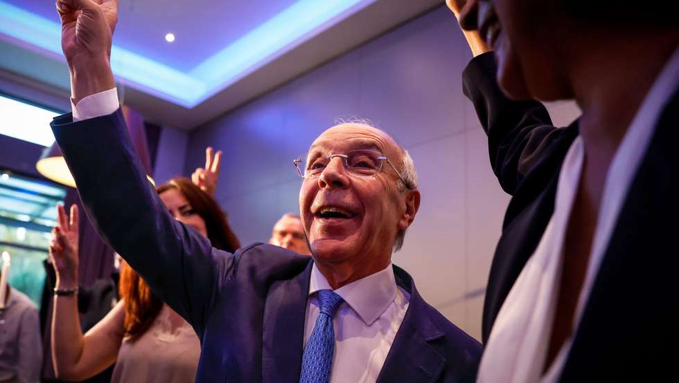 O candidato a Presidente da República, Luís Marques Mendes, à chegada para um jantar nas Jornadas Parlamentares conjuntas do PSD/CDS-PP, Évora, 14 de julho de 2025. O grupo parlamentar do PSD, em conjunto com o grupo parlamentar do CDS-PP, realiza as Jornadas Parlamentares sob o lema “Transformar Portugal” até 15 de julho. NUNO VEIGA/LUSA