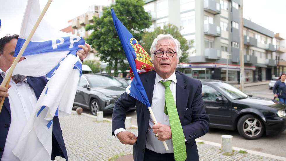 Gonçalo da Câmara Pereira em visita à feira de Espinho durante a campanha eleitoral para as legislativas de 18 de maio de 2025