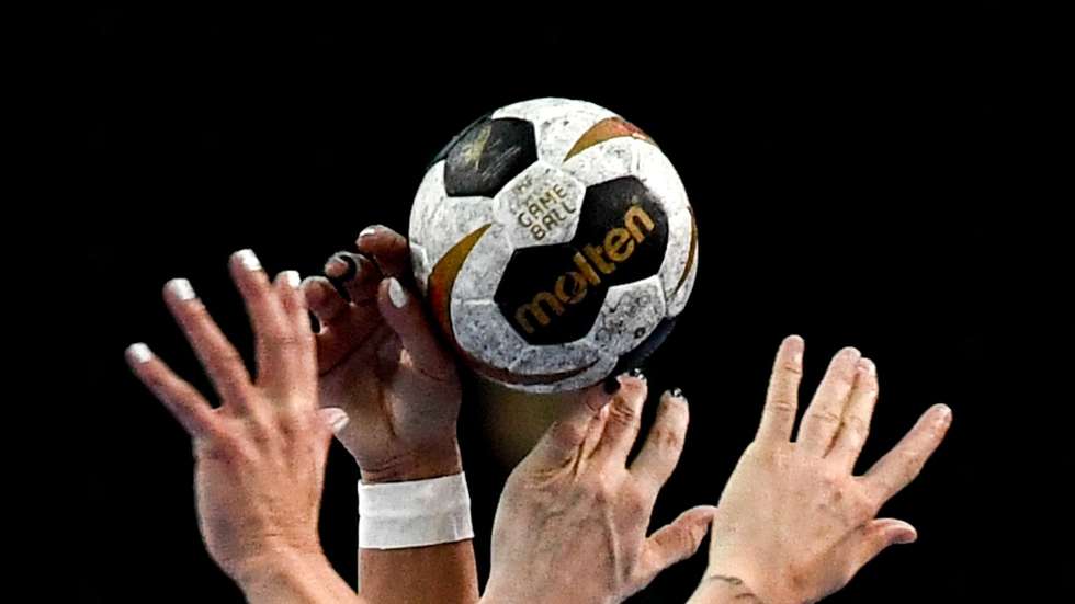 epa06377458 Players trie to catch the ball during the match between Germany and Netherlands at the Women Handball World Championship in Leipzig, Germany, 08 December 2017.  EPA/FILIP SINGER