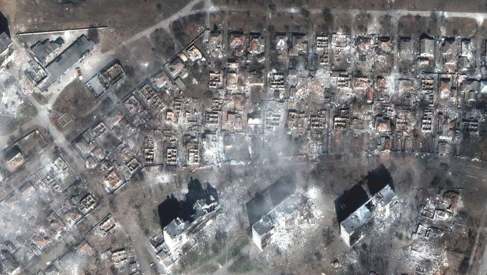 epa09859621 A handout satellite image made available by Maxar Technologies shows apartment buildings and homes destroyed in east Mariupol, Ukraine, 29 March 2022.  EPA/MAXAR TECHNOLOGIES HANDOUT -- MANDATORY CREDIT: SATELLITE IMAGE 2022 MAXAR TECHNOLOGIES -- THE WATERMARK MAY NOT BE REMOVED/CROPPED -- HANDOUT EDITORIAL USE ONLY/NO SALES