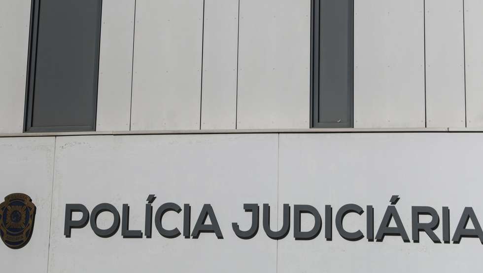 Logotipo com escudo no edificio sede da Policia Judiciária em Lisboa, 17 de agosto de 2022. TIAGO PETINGA/LUSA