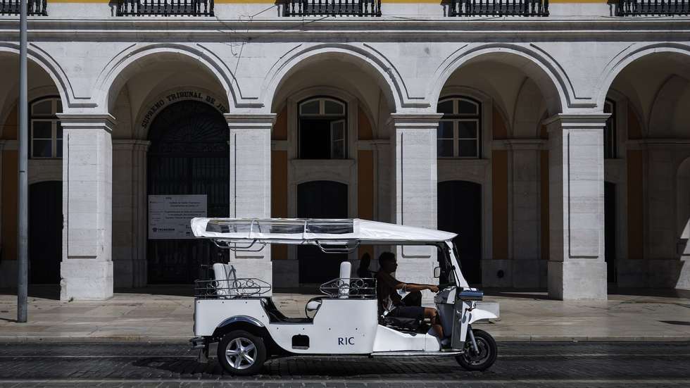 Um tuk-tuk desloca-se no Terreiro do Paço durante a reportagem sobre o impacto da covid-19 no negócio dos tuk-tuk e na animação turística, em Lisboa, 13 de agosto de 2020. (ACOMPANHA TEXTO DE 15/08/2020) RODRIGO ANTUNES/LUSA