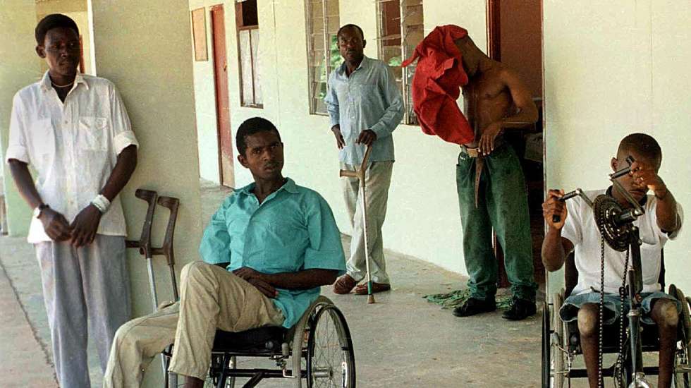 LUA01:20001129:LUANDA, Angola: Grupo de mutilados de guerra no Centro de Reabilitacao Fisica e Profissional de Viana. (ACOMPANHA TEXTO DO SERVICO GERAL DA LUSA:"ANGOLA - MUTILADOS DE GUERRA RECUPERAM PARA A VIDA EM VIANA, LUANDA" ). FOTO AFONSO FRANCISCO/STR/LUSA