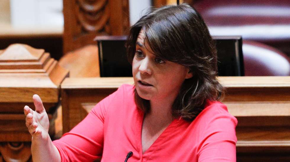 A coordenadora do Bloco de Esquerda, Catarina Martins,  interpela o primeiro-ministro António Costa (ausente na foto) durante o debate parlamentar que altera as medidas excecionais e temporárais de resposta à pandemia da doença covid-19, na Assembleia da República,  Lisboa, 07 de maio de 2020. Desde o dia 03 de maio, o país entrou em situação de calamidade, depois de três períodos consecutivos em estado de emergência desde 19 de março. ANTÓNIO COTRIM/LUSA