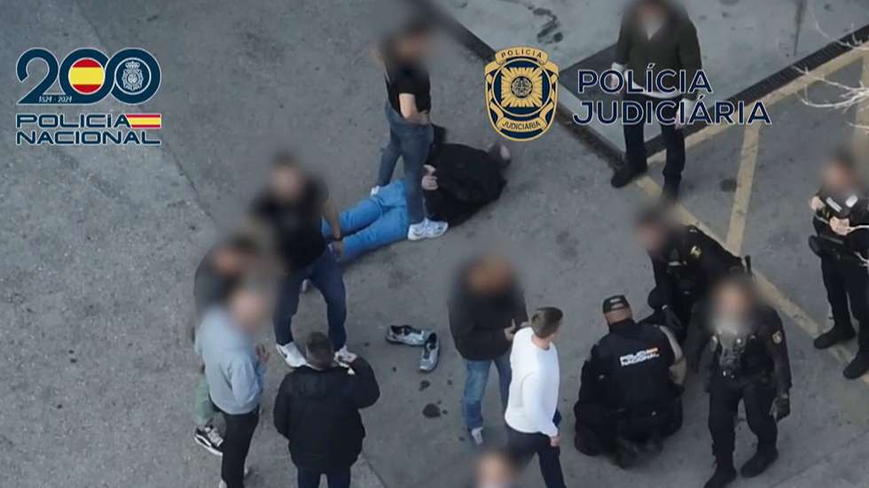 epa11880543 A handout photo made available by the Spanish National Police on 07 February 2025 shows the arrest of fugitive prisoners Argentinian Rodolfo Jose Lohmann and British Mark Cameron Roscaleer in Alicante, eastern Spain. The last two of the five inmates that escaped from Portugal's Vale de Judeus prison in September 2024 have been captured in Alicante, Spain.  EPA/Spanish National Police/Portuguese Judiciary Police / HANDOUT ATTENTION EDITORS: Image was blurred at source in accordance with national law.HANDOUT EDITORIAL USE ONLY/NO SALES