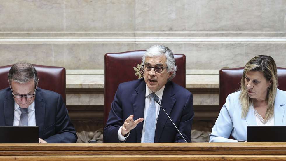 O presidente da Assembleia da República, José Pedro Aguiar-Branco, intervém no debate parlamentar com o primeiro-ministro, na Assembleia da República, em Lisboa, 15 de maio de 2024. MIGUEL A. LOPES/LUSA