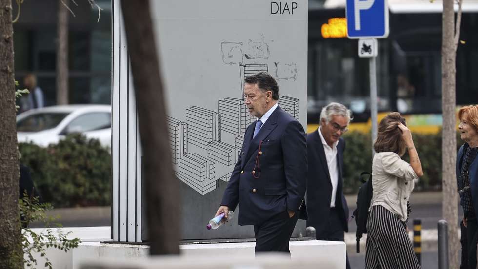 O antigo ministro da Economia e arguido no julgamento do processo EDP, Manuel Pinho (E), à entrada para o julgamento no Campus de Justiça, em Lisboa, 13 de outubro de 2023. O julgamento do processo EDP tem como arguidos o antigo presidente do BES, Ricardo Salgado, o ex-ministro da Economia Manuel Pinho e a mulher, Alexandra Pinho. ANDRÉ KOSTERS/LUSA