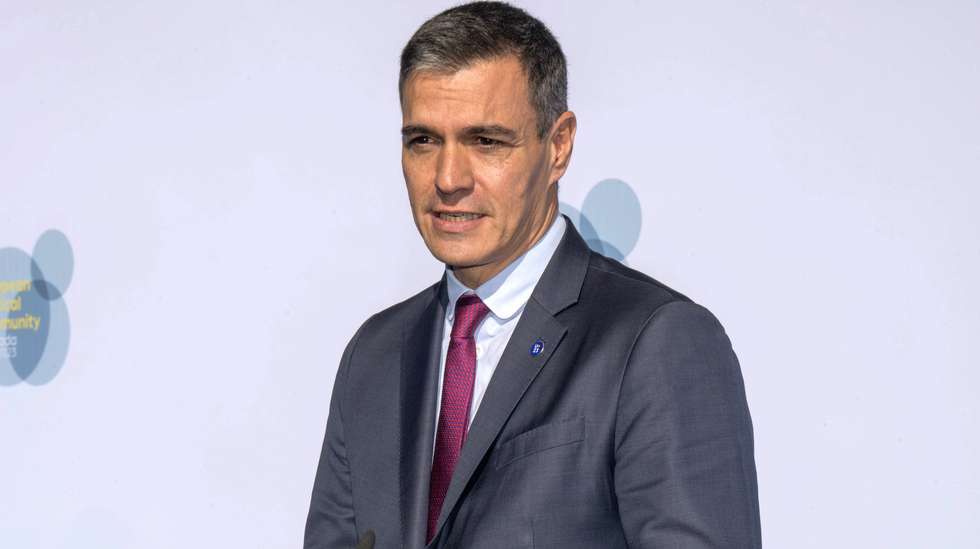 epa10901152 Spain's acting Prime Minister Pedro Sanchez talks to the media as he arrives to attend the third meeting of the European Political Community in Granada, Spain, 05 October 2023.  EPA/MIGUEL ANGEL MOLINA