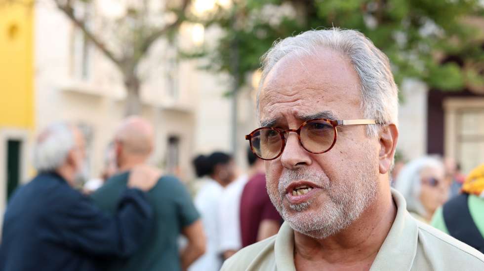 O coordenador do Bloco de Esquerda (BE), José Manuel Pureza, fala à comunicação social durante o protesto 'Praia do Bocage’, na Praça de Bocage, contra a privatização de praias da Arrábida, Setúbal, 29 de agosto de 2026.  RUI MINDERICO/LUSA