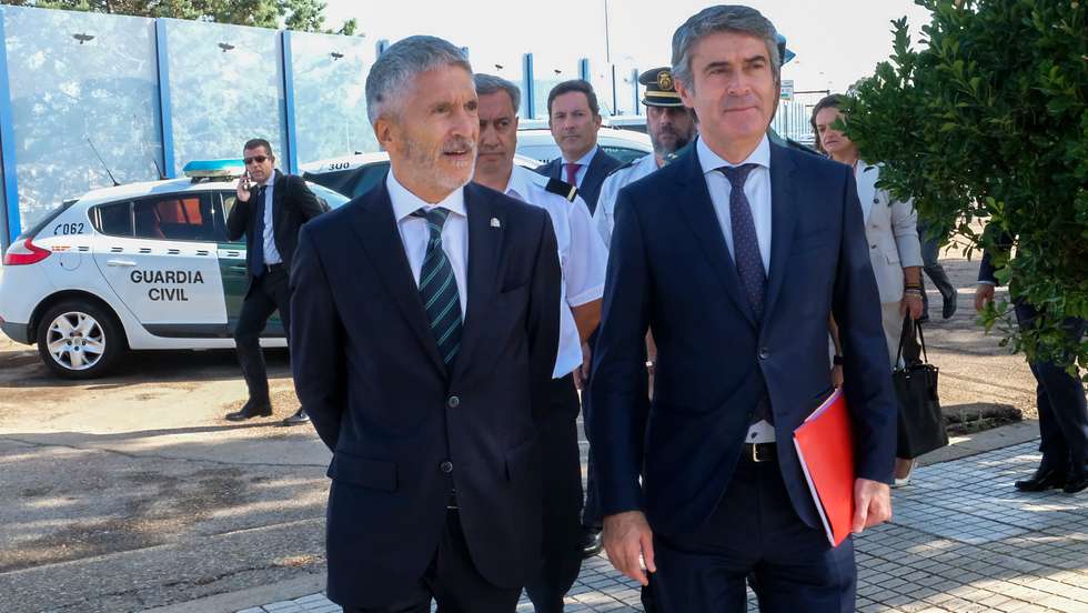 O ministro da Administração Interna, José Luís Carneiro (D), acompanhado pelo ministro do Interior de Espanha, Fernando Grande-Marlaska, pouco antes de um encontro dos dois ministros sobre a cooperação policial entre Portugal e Espanha e a avaliação do funcionamento dos CCPA (Centro de Cooperação Policial e Aduaneira), Elvas, 17 de outubro de 2022. ANTÓNIO CARRAPATO/LUSA