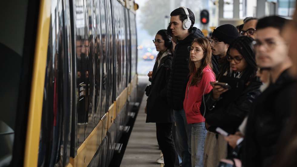 Passageiros aguardam pela chegada do Metro em dia de Greve geral dos maquinistas do Metro do Porto, Vila Nova de Gaia, 06 de dezembro de 2024. O Sindicato Nacional dos Maquinistas dos Caminhos de Ferro Portugueses avançou para a greve face à ausência de clarificação do Governo sobre a relação entre sinistralidade ferroviária e taxa de álcool destes trabalhadores, sugerida pelo ministro Leitão Amaro. JOSÉ COELHO/LUSA
