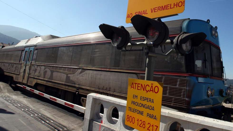 Na sequência do acidente, foi interrompida a circulação nas linhas 3 e 4 daquela estação ferroviária, pertencente à Linha do Norte, situação que, segundo a página da Internet da Infraestruturas de Portugal (IP) já levou à supressão de um comboio (Alcântara Terra — Castanheira do Ribatejo) e atrasos noutros três