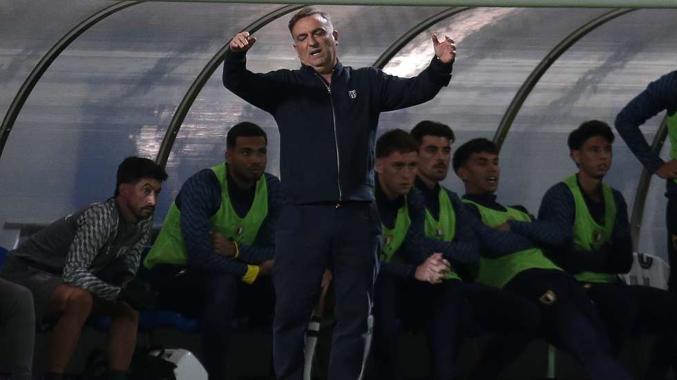 O treinador do Famalicão, Carlos Carvalhal (C), reage durante o jogo com o Paredes da Taça de Portugal de futebol realizado no Estádio Municipal Laranjeiras, em Paredes, 18 Outubro 2026, MANUEL FERNANDO ARAÚJO/LUSA