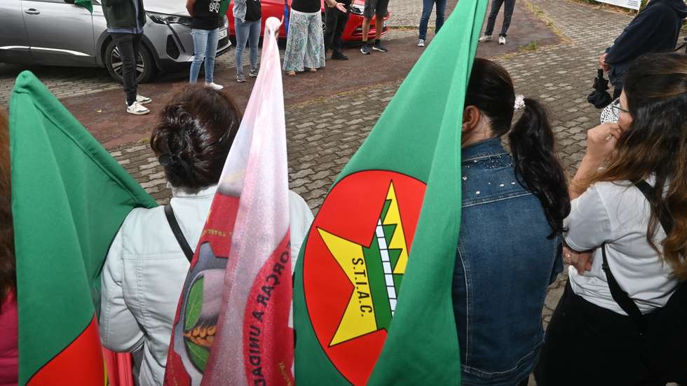 Cerca de meia centena de trabalhadores concentraram-se em frente à empresa Nobre, numa acção de greve de 24 horas convocada pelo Sindicato dos Trabalhadores da Agricultura e das Indústrias da Alimentação, Bebidas e Tabaco de Portugal (SINTAB), em protesto pela falta de vontade da empresa para negociar o caderno reivindicativo dos trabalhadores, bem como a proposta "medíocre" apresentada, Rio Maior, 11 de julho de 2025.  CARLOS BARROSO/LUSA