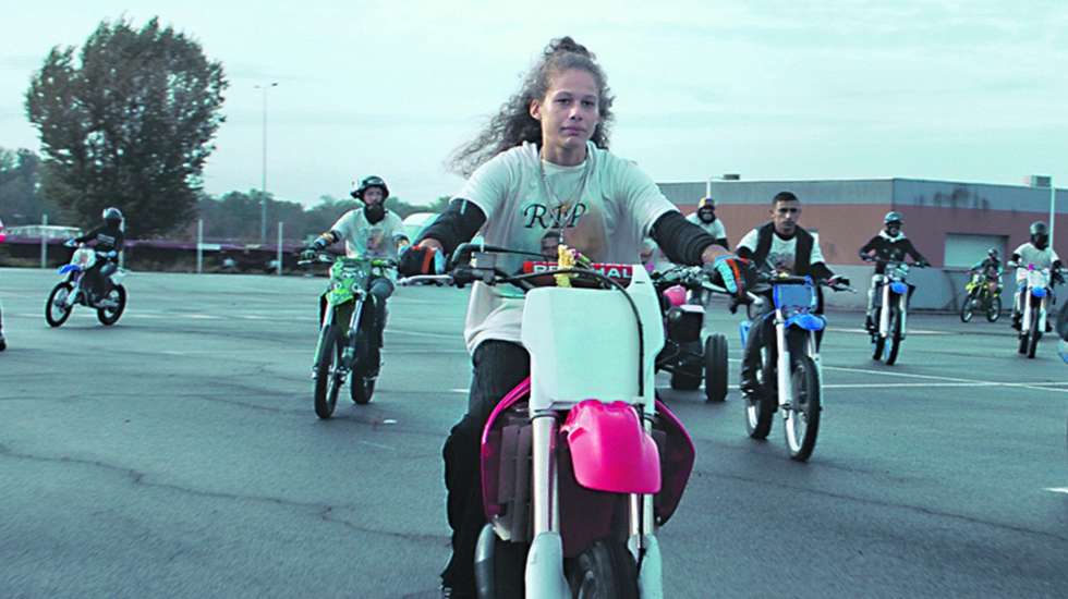 Julia (Julie Ledru), a personagem que encontra nas motas de "Rodeo" um motivo para viver e que sobrevive na constante tentação de roubar mais motas, desafiar e desafiar-se num sistema que é sobretudo masculino