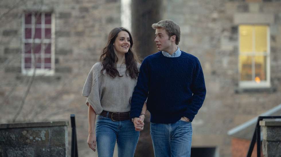 Os atores Meg Bellamy e Ed McVey a interpretarem Kate Middleton e o príncipe William na sexta temporada da série "The Crown"