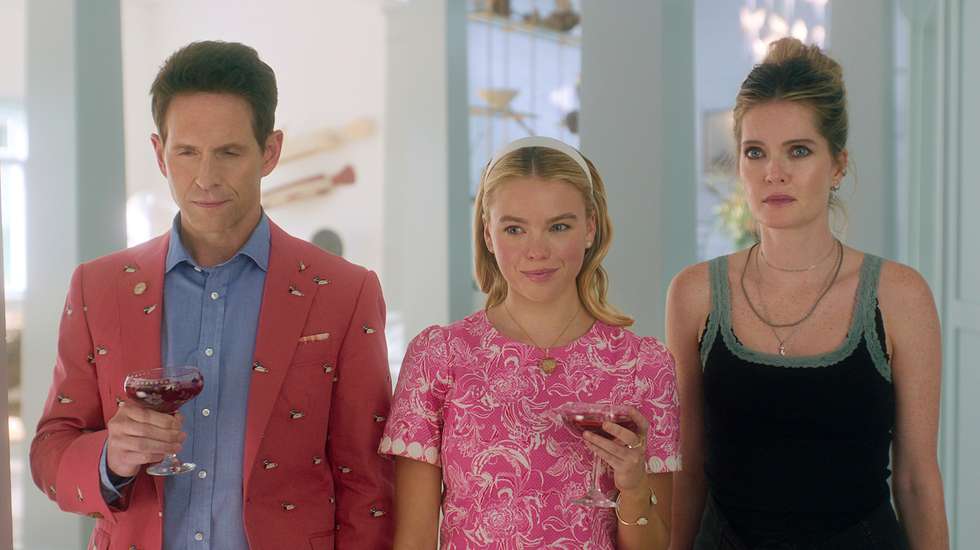 Glenn Howerton, Milly Alcock e Meghann Fahy, vivendo no mundo dos riscos e no meio das suas desgraças, como mandam as leis contemporâneas do streaming