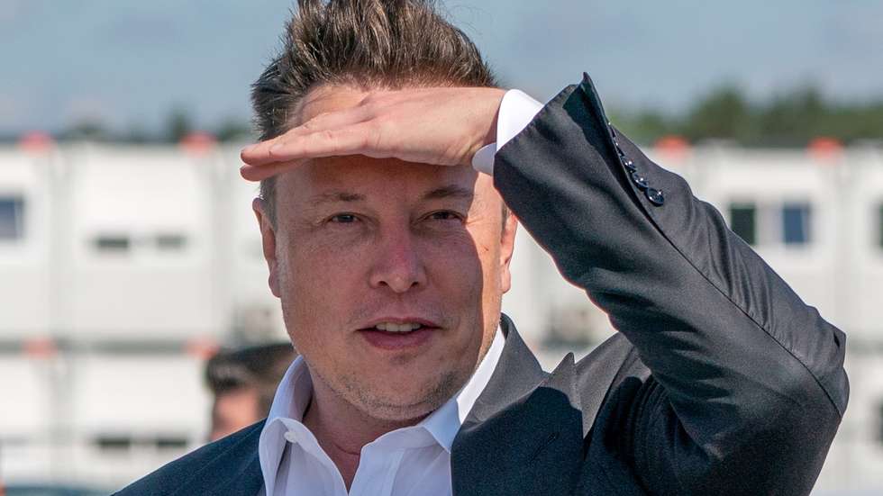 epa09889605 (FILE) - Tesla and SpaceX CEO Elon Musk arrives for a statement at the construction site of the Tesla Giga Factory in Gruenheide near Berlin, Germany, 03 September 2020 (reissued 14 April 2022). A statement published by the US Securities and Exchange Commission (SEC) on 14 April 2022 reads that Elon Musk has filed a proposal to acquire all available Twitter shares at a price of 54.20 US dollars per share, an offer that would total in 43.4 billion USD of company value.  EPA/ALEXANDER BECHER *** Local Caption *** 56315886
