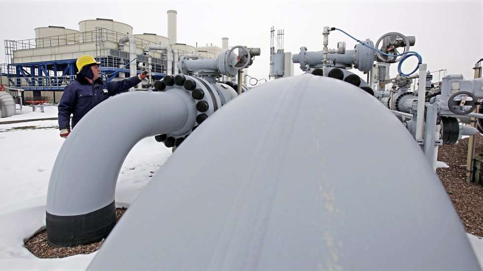 epa02009288 Technician Eckhard Zingler checks a turbo compressor unit of a gas turbine at VNG underground gas tank in Bad Lauchstaedt, Germany, 27 January 2010. Leipzig-based energy group VNG expands the exploration of natural gas resources in Norway. The company reported on 28 January 2010, it will become shareholder of three exploration licenses via its Norwegian subsidiary.  EPA/JAN WOITAS