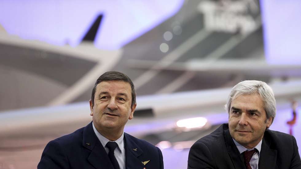O ministro da Defesa Nacional, Nuno Melo (D), acompanhado pelo chefe de Estado-Maior da Força Aérea, João Cartaxo Alves, durante a assinatura do contrato entre Estado Português e Embraer para aquisição de 12 aeronaves A-29N Super Tucano, que se destinam a reforçar as capacidades da Força Aérea Portuguesa para concretização das suas missões atuais e futuras, nas instalações da OGMA em Alverca, 16 de dezembro de 2024. FILIPE AMORIM/LUSA