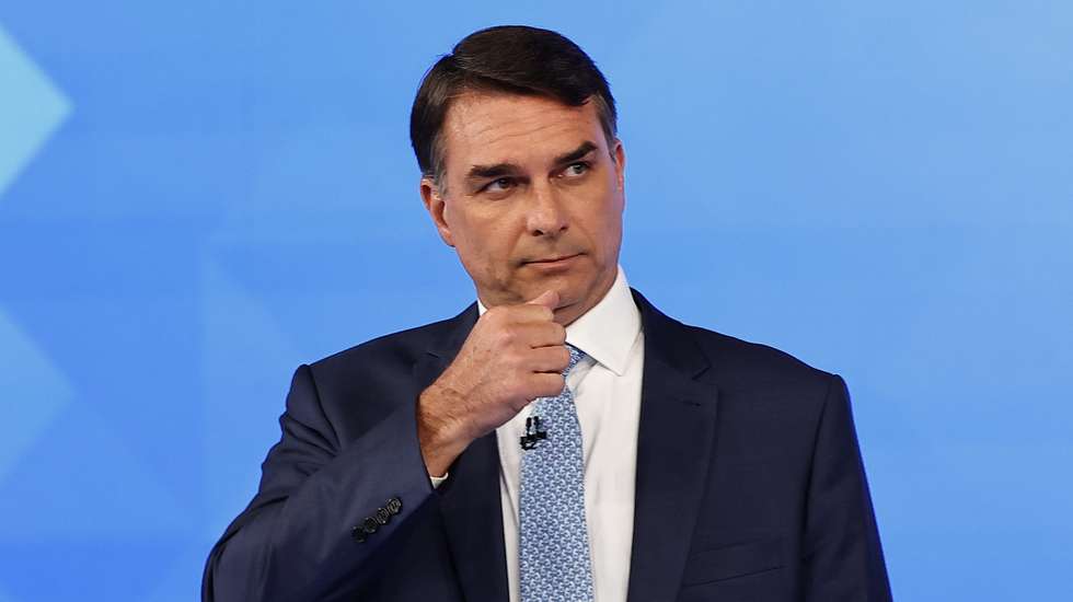 epa13326854 Brazilian presidential candidate Flavio Bolsonaro attends a debate at the TV GLOBO studios, two days before the second round of the presidential election, in Rio de Janeiro, Brazil, 23 October 2026.  EPA/Andre Coelho