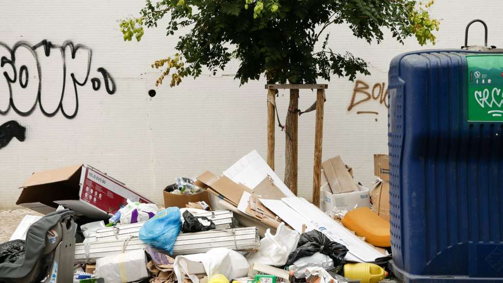 Lixo acumulado nas ruas de Lisboa