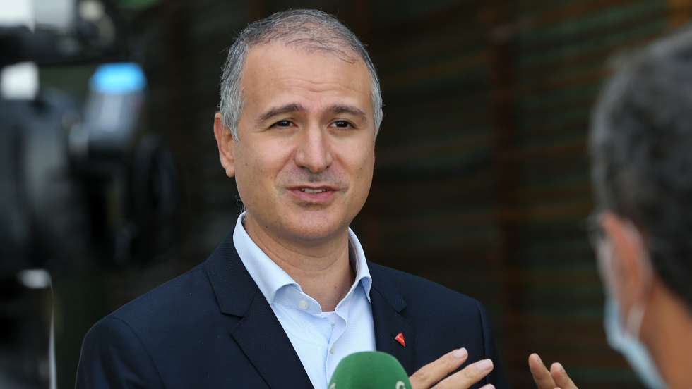 O administrador do Grupo Nabeiro-Deltas Cafés, Rui Miguel Nabeiro, fala sobre a parceria com Natan Jacquemin, Fundador da NÃM – Urban Mushroom Farm, num projecto de economia circular em parceria com a Delta Cafés, que utiliza as borras de café recolhidas através de recipientes próprios e recorrendo a um método de aproveitamento simples que se inicia quando a água quente, na extração de “uma bica”, passa pelo café, limpando desta forma a borra, durante uma entrevista à agência Lusa, nas instalações onde são produzidos os cogumelos, durante uma entrevista à agência Lusa, em Lisboa, 10 de novembro de 2020. Esta borra representa um substrato limpo e rico em nutrientes, um excelente alimento para os cogumelos. (ACOMPANHA TEXTO DA LUSA DO DIA 14 DE NOVEMBRO DE 2020). MANUEL DE ALMEIDA/LUSA