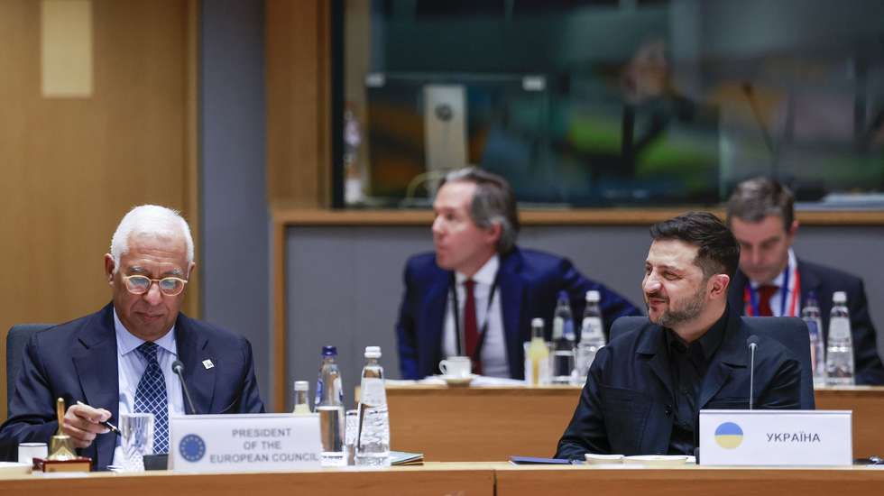 epa12600638 Ukrainian President Volodymyr Zelensky (L) and European Council President Antonio Costa attend a European Union leaders' summit in Brussels, Belgium, 18 December 2025.  EPA/STEPHANIE LECOCQ / POOL