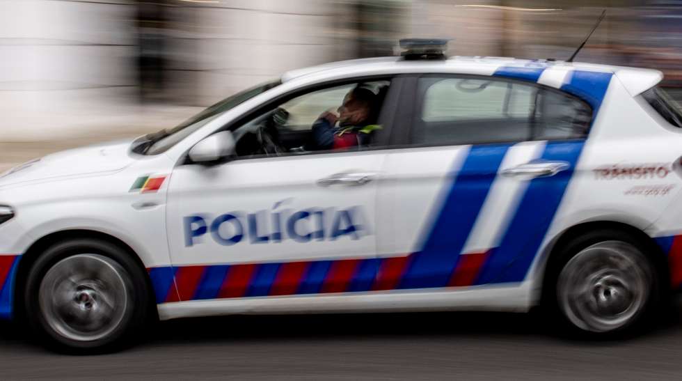 Posteriormente, foi realizada uma busca domiciliária, tendo sido recuperados e apreendidos os restantes telemóveis furtados, que foram devolvidos ao proprietário