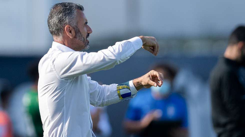 O jogador do Famalicão, Ivo Vieira, dá indicacoes aos seus jogadores durante o jogo da 6.ª jornada da Primeira Liga de futebol contra o Marítimo disputado no estádio Municipal de Famalicão, 18 de setembro de 2021. RUI MANUEL FARINHA / LUSA