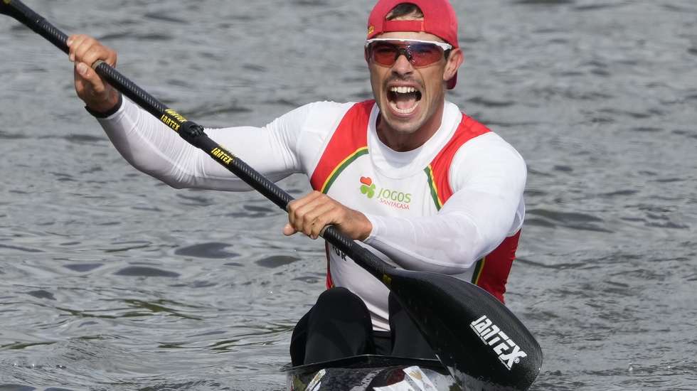 epa09474571 Fernando Pimenta of Portugal in action during the Men's 1000 meter Kayak final at the Canoe and Kayak sprint World Championsships 2021 at Bagsvaerd Lake, in Copenhagen, Denmark, 18 September 2021.  EPA/Keld Navntoft  DENMARK OUT