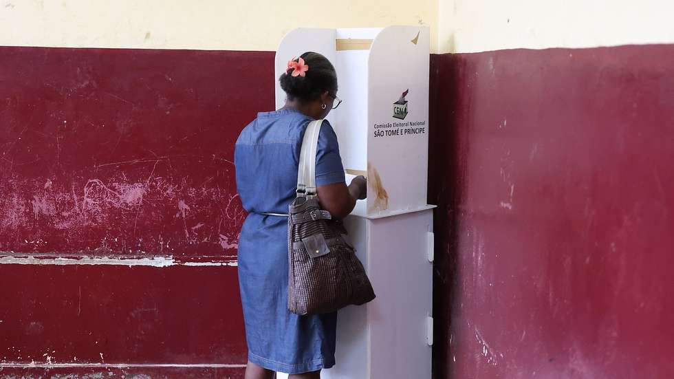 Uma eleitora exerce o seu direito de voto para as eleições presidenciais numa secção de voto, São Tomé, 19 de julho de 2026. NUNO VEIGA/LUSA