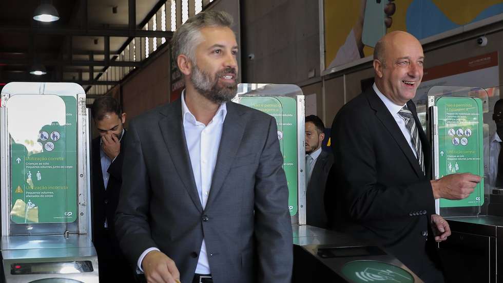 O ministro das Infraestruturas e da Habitação, Pedro Nuno Santos (E), e o secretário de Estado da Mobilidade Urbana Jorge Delgado (D) durante uma viagem de comboio entre a estação Cais do Sodré e Algés, onde os membros do Governo deslocarem-se para o Conselho de Ministros utilizando meios sustentáveis de mobilidade para assinalar o Dia Europeu Sem Carros, em Lisboa, 22 de setembro de 2022. JOÃO RELVAS/LUSA