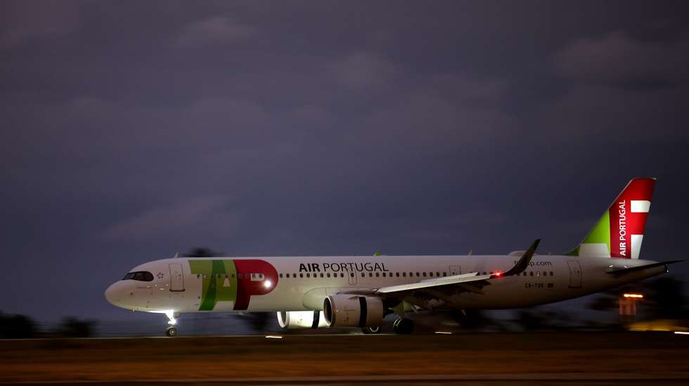 Avião da TAP onde viajou o Presidente da República, Marcelo Rebelo de Sousa, à chegada ao aeroporto para a XIV Conferência de Chefes de Estado e de Governo da CPLP em Sao Tome e Principe, 26 de Agosto 2023. A CPLP, que integra Angola, Brasil, Cabo Verde, Guiné-Bissau, Guiné Equatorial, Moçambique, Portugal, São Tomé e Príncipe e Timor-Leste, realiza a 14.ª conferência de chefes de Estado e de Governo, em São Tomé e Príncipe, no próximo domingo, sob o lema "Juventude e Sustentabilidade". ESTELA SILVA/LUSA