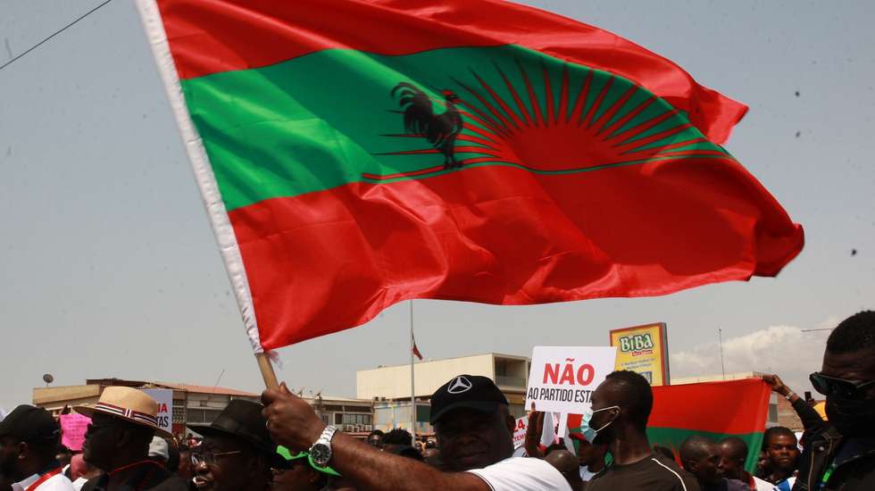 epa10203861 A demonstrator holds flag of National Union for the Total Independence of Angola (UNITA) during a march for the pacification of Angola, called by UNITA, in Luanda, Angola, 24 September 2022. The National Union for the Total Independence of Angola (UNITA) promotes 24 September, one month after the Angolan elections, a march in defense of the democratic state and the rule of law and for the release of political prisoners.  EPA/AMPE ROGERIO