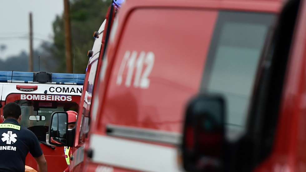 Bombeiros no local onde ocorreu um incêndio esta tarde numa casa em Vale de Madeiros, no concelho de Nelas, seguido de explosões, e que provocou vários feridos, Viseu, 16 de fevereiro de 2022. NUNO ANDRÉ FERREIRA/LUSA