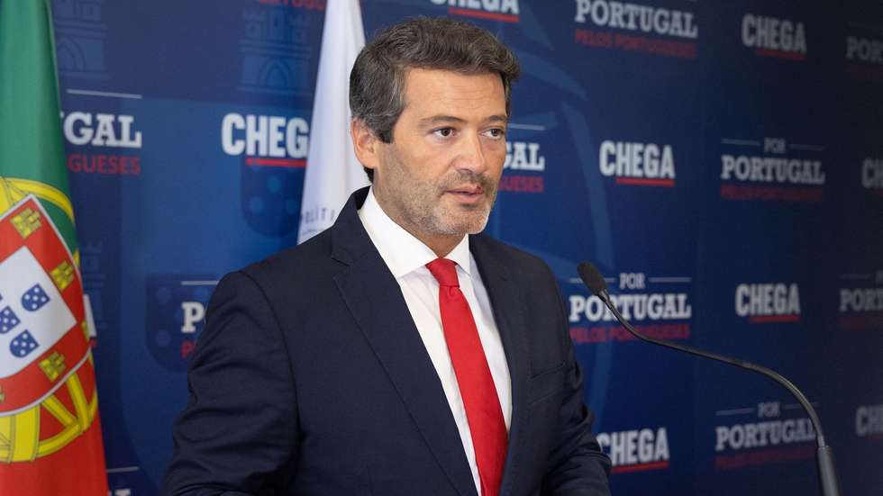 O presidente do Chega, André Ventura, fala aos jornalistas sobre o problema migratório que se vive na Península Ibérica e as novas informações reveladas sobre o ministro da Administração Interna, Luís Neves, em Lisboa, 31 de julho de 2026. ANTÓNIO COTRIM/LUSA