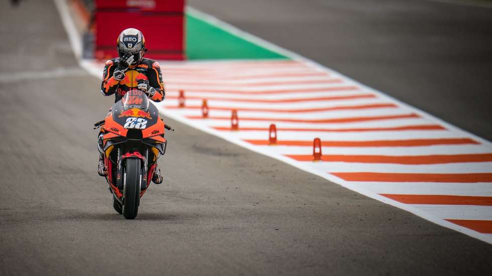 Miguel Oliveira conseguiu apenas destacar-se com a pista molhada na primeira sessão de treinos livres, acabando a qualificação no 20.º lugar