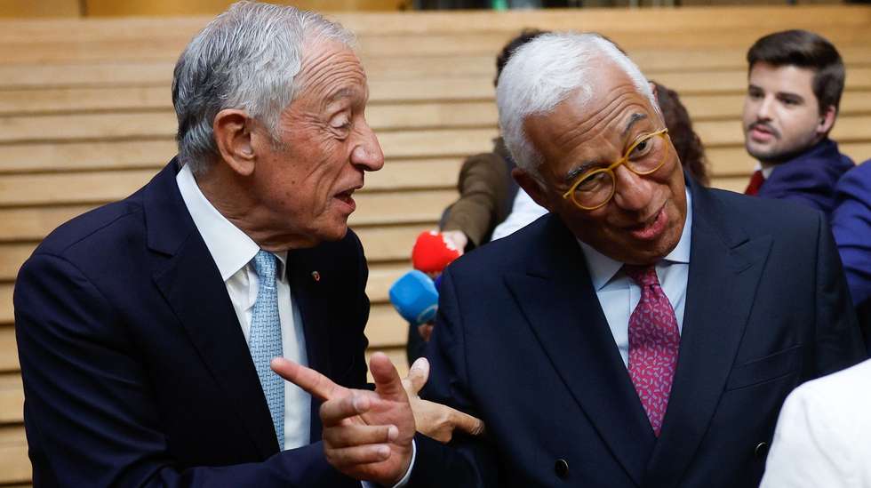 O Presidente da República, Marcelo Rebelo de Sousa (E), conversa com o antigo primeiro-ministro, António Costa (D), à chegada para o lançamento do livro "Memórias Minhas" do presidente honorário do Partido Socialista (PS), Manuel Alegre, na Fundação Calouste Gulbenkian, em Lisboa, 15 de abril de 2024. ANTÓNIO PEDRO SANTOS/LUSA