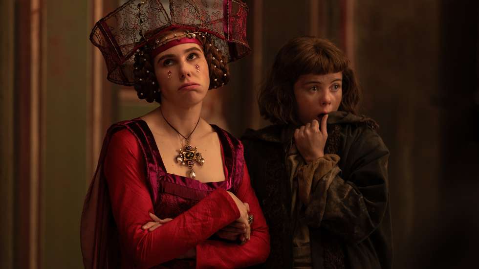Zosia Mamet é Pampinea, a noiva prometida, neurótica, desesperada, numa mudança de personalidades frenética enquanto procura uma espécie de equilíbrio no dia a dia de uma mansão forrada a deboche