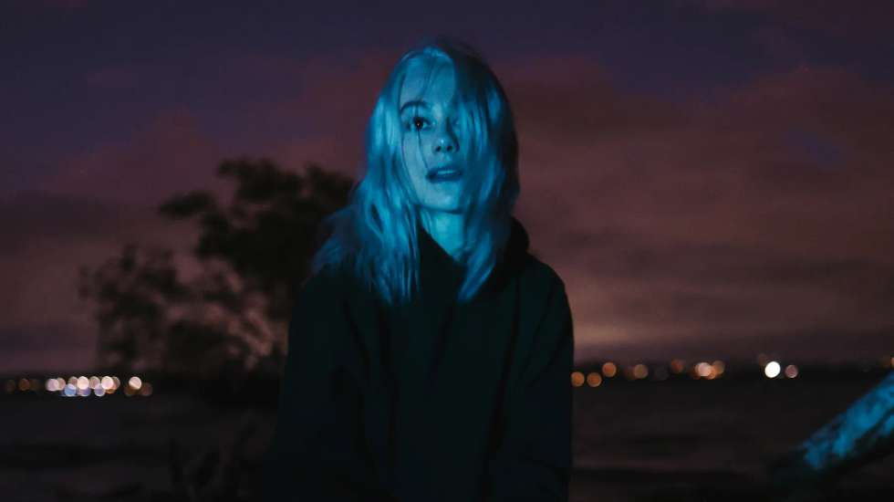 No novo "Lost Weekend", Phoebe Bridgers responde aos sucessos anteriores recusando o fogo de artifício, os produtores da moda, as orquestras sinfónicas, as bombas e as vuvuzelas