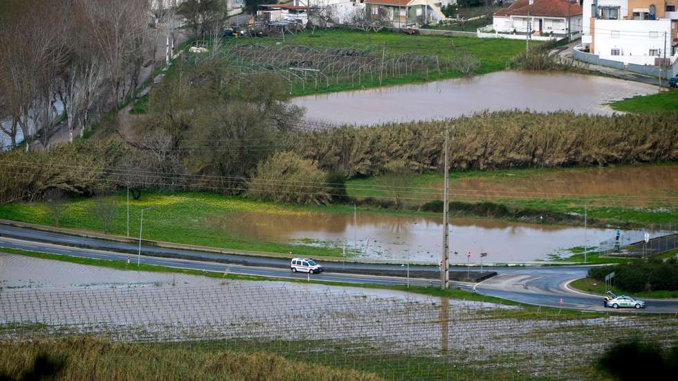 Área agrícola inundada devido ao aumento do caudal do rio Sizandro, depois da passagem da depressão Kristin, em Torres Vedras, 28 de janeiro de 2026. Portugal continental está a ser afetado pelos efeitos da passagem da depressão Kristin, com chuva, vento, neve e agitação marítima, tendo sido emitidos vários avisos pelo Instituto Português do Mar e da Atmosfera (IPMA). CARLOS BARROSO/LUSA