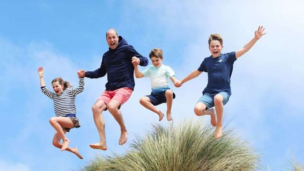 O príncipe William com os três filhos fotografados em maio em Norfolk, no Reino Unido