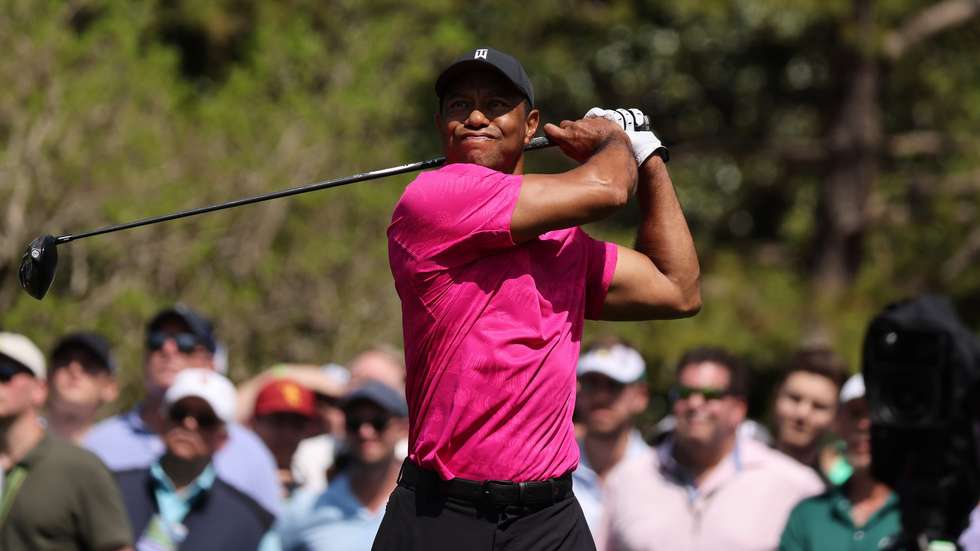 epa09876245 Tiger Woods of the US hits his tee shot on the fifth hole during the first round of the 2022 Masters Tournament at the Augusta National Golf Club in Augusta, Georgia, USA, 07 April 2022. The 2022 Masters Tournament is held 07 April through 10 April 2022.  EPA/JUSTIN LANE